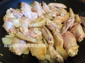 step5: 把<a href="https://bit.ly/3zHU5V3" target="_blank" data-keyword="雞翼" class="guide-link"><strong>雞翼</strong></a> <span style="display:inline-block;vertical-align:middle;margin-top:-3px;color:initial;border-radius:3px;padding:2px 3px;font-size:12px;line-height:14px;background:#87d300;color:#fff;">即買</span> 煎香，