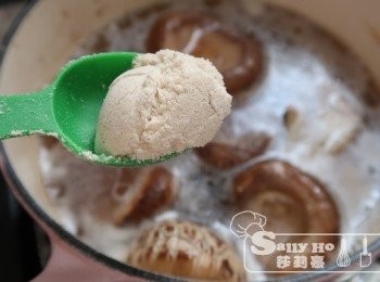 step2: 加小許糖及一茶匙鮮菇粉，炆冬菇20分鐘至軟身