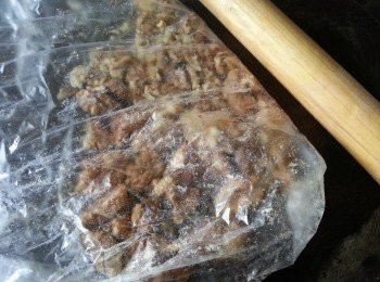 step9: 合桃灘涼後用食物袋裝起,用木棍略為拍碎(不要太細粒,否則影口感)