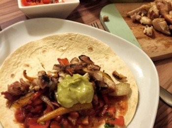 step6: 食的時候在薄餅上按口味加上番茄醬、新鮮番茄粒、雞肉、牛油果醬