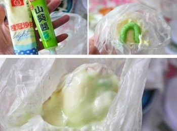 step6: 接著準備桂冠沙拉與芥茉醬，分別擠出適當的份量與塑膠袋內，在輕輕搓揉，讓醬料均勻混合