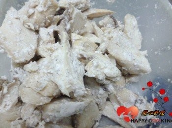 step1: 將杏鮑菇切小塊加<span class="group_3">醃料</span>拌勻,入味後沾上乾地瓜粉