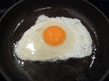 step4: 烘烤吐司的同時,用另一個平底鍋煎荷包蛋。
