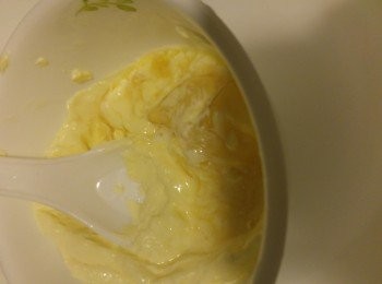 step5: 將四湯匙芝士醬加入巳軟化的魚膠片,用熱水座溶