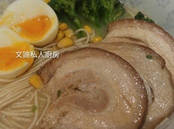 step8: 日本麵跟據包裝處理, 腩肉卷切成薄片, 放上日本麵即成為日式叉燒。