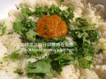 step7: 倒入700g飯、莞茜及泰國紅咖喱醬，