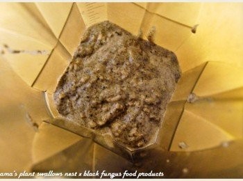 step2: 撕開黑木耳米布丁的封膜，將內容物直接倒入果汁機中。