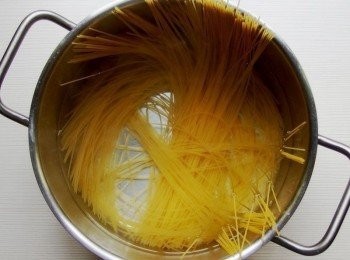 step2: 準備一鍋熱水,放入適量海鹽(當開始爆香大蒜辣椒時,義大利麵就可以放入熱水中,煮麵的時間依麵條包裝背面寫的建議時間參考),甜碗豆亦可先汆燙備用