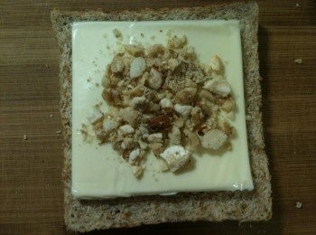 step4: 依序放上起士片和步驟2的堅果碎。