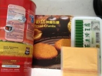 step1: 把 豆 腐 於 微 波 爐 中 翻 熱 一分鐘， 抺乾 水 份 .
把 豆 腐 放 入 大 碗 內 ， 弄 碎 後 加 入 芝 士 和 大半包麵 包 糠 同麥皮， 再 加 蛋 黃 、 香 草 (可以不加) 攪勻.