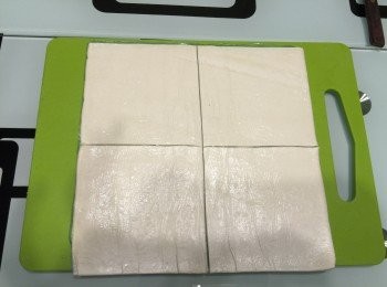 step1: 把急凍酥皮分成4小塊