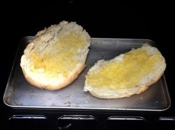 step2: 先將牛油放置室溫。把豬仔包開二後塗上牛油。放於多士焗爐，焗約5分鐘。把扎肉平均放於兩塊包中，再把黑醋淋上。