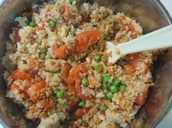 step4: 電鍋跳起後，燜15分鐘。打開電鍋蓋，灑上黑胡椒、白胡椒，滴入酪梨油（橄欖油、苦茶油或其他優質油品亦可），用飯匙將蕃茄搗碎，並將整鍋好料攪拌均勻，吃飯囉。