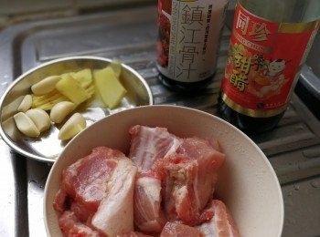 step1: 1）買一字骨時，通常我會要求豬肉檔幫忙將一字骨一開三。
2）洗乾淨後，用鹽，麻油少許，胡椒粉醃20分鐘左右
3）薑切片，蒜頭備用