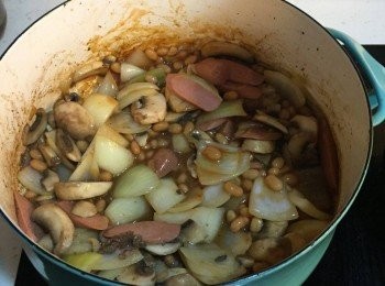 step7: 加入茄汁豆、水、茄汁及糖煮滾後即可食用