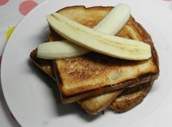 step6: 香蕉對切後放在煎好的土司上