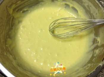 step3: 蛋黃+沙拉油+牛奶+低筋面粉（過篩）拌勻，即成蛋黃糊
