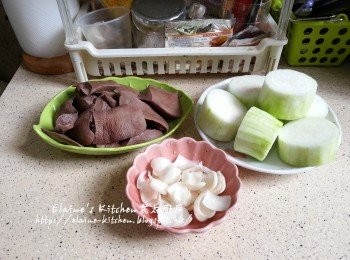 step2: 豬橫脷放入滾中出水5分鐘後沖洗乾淨 , 切件備用 , 節瓜刮去皮切大件 , 百合洗淨