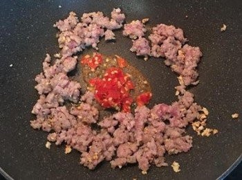 step4: 絞肉半熟時放入剁椒一起拌炒，