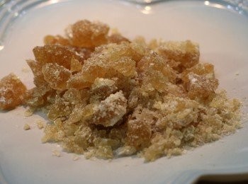 step3: 把冰糖搗碎，方便煮溶，或可用黃砂糖代替。