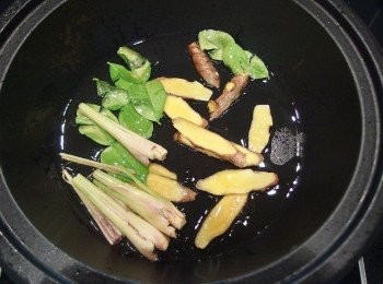 step5: 熱油鍋,放入薑黃片及香茅,檸檬葉先炒一下。
