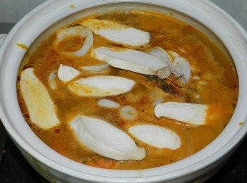 step3: 煮開後加入海鮮與杏鮑菇片