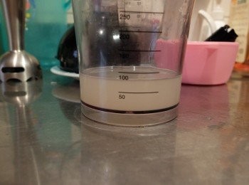 step2: 大概擠出的果汁用60CC+60CC的開水當果汁 剩下的把水梨泥和米飯跟蘿蔔泥加入，打勻即可