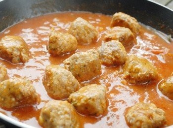 step6: 下肉丸拌勻，再煮三分鐘。再灑少許芝士碎即成！