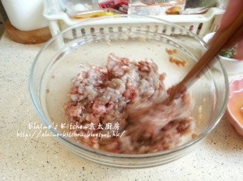 step4: 大碗內加入鯪魚肉及豬肉拌勻 , 加入<span class="group_2">醃料</span>拌勻靜待10分鐘