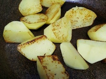 step2: 熱鑊下油加入薯仔煎至兩面金黃備用