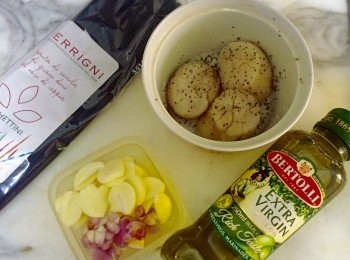 step1: 因用了急凍帶子，所以解凍後先放2片薑與滾水很快把帶子飛水。用廚房紙沫乾，再用鹽及黑椒略淹。