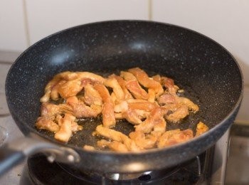 step4: 鍋中下少許油，用中火炒熟豬肉條，盛起備用