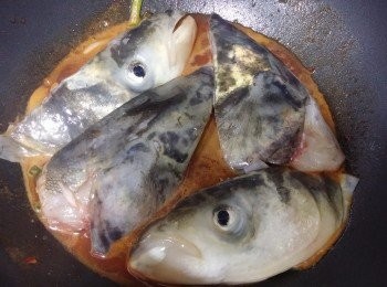 step4: 放魚頭加蓋煮10分鐘，中途需反一反轉