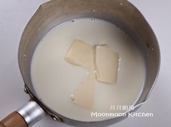 step18: 牛油加入100克牛奶，置於小煲中，以小火煮溶牛油。