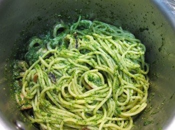 step6: 時將煎<a href="https://bit.ly/3EZL8dD" target="_blank" data-keyword="雞胸" class="guide-link"><strong>雞胸</strong></a> <span style="display:inline-block;vertical-align:middle;margin-top:-3px;color:initial;border-radius:3px;padding:2px 3px;font-size:12px;line-height:14px;background:#87d300;color:#fff;">即買</span> 肉所產生的肉汁倒入鍋中，湯汁滾後放入義大利麵拌煮一下，關火繼續攪拌均勻。