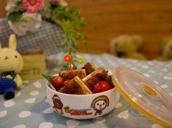 step5: 把鮪魚罐頭+美奶茲+少量黑胡椒拌勻 把醬料抹在吐司上 在上面放上適量的乳酪絲放入烤箱到融化即可