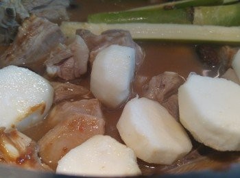 step5: 蓋上蓋後用中大火煲約十五分鐘後轉細火煲30分鐘熄火, 或放蒸爐60度炆 個半小時。