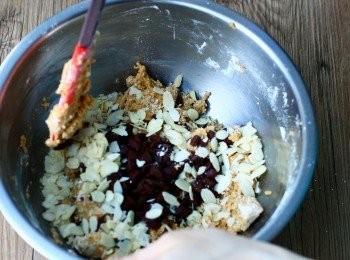 step4: 再加入巧克力丁及杏仁片，混入麵團中拌勻