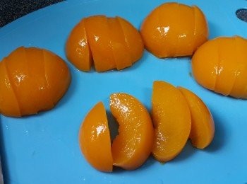step5: 收地捫罐頭蜜桃隔去糖水，每邊切成4塊
