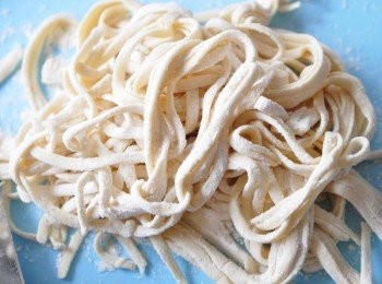 step8: 灑些麵粉略抓一下，才不會讓麵條沾黏一起