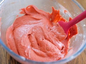 step3: 將白醋與梳打粉拌勻（會有泡沫出現），再入蛋糕糊內拌勻