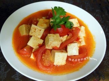 step1: 番茄洗淨切成適當大小，熱鍋下油放入番茄炒一下