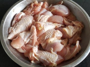 step2: 將雞肶肉，用孜然粉，胡椒粉，糖，雞粉(或少少鹽)，麻油醃 30分鐘