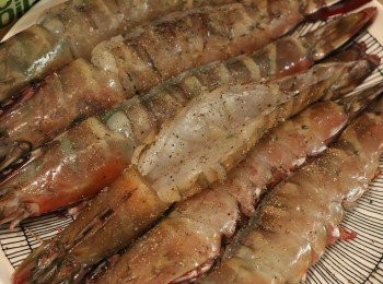 step2: 在蝦的表面灑上適量鹽和黑胡椒碎，靜置5分鐘，備用。