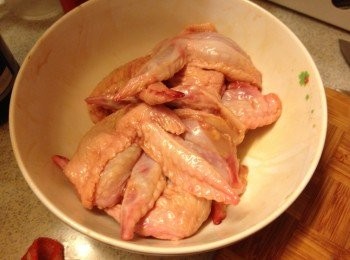 step4: <a href="https://bit.ly/3zHU5V3" target="_blank" data-keyword="雞翼" class="guide-link"><strong>雞翼</strong></a> <span style="display:inline-block;vertical-align:middle;margin-top:-3px;color:initial;border-radius:3px;padding:2px 3px;font-size:12px;line-height:14px;background:#87d300;color:#fff;">即買</span> 用醃料醃10分鐘