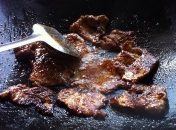 step3: 碗內剩下醬汁，再加入50ml食水均勻
然後倒入鍋內，以大火煮至醬汁半濃稠即可上座。