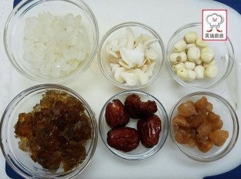 step3: 桃膠要浸八個小時或以上， 浸好後清理雜物
雪蓮子 要浸個小時或以上，浸好後清理雜物
紅棗洗淨去核略浸
百合及蓮子洗淨後浸一小時
圓肉洗淨略浸