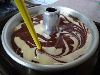 step7: 用筷子打圈畫花， 然後輕敲模具數下， 排去多餘空氣。劃花技巧示範劃花技巧示範  video Youtube link 食譜底部的 "TIPS"