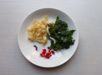 step5: 大蒜及辣椒都切碎,<span class="group_2">香草</span>切碎。