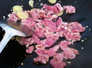 step3: 加入肉片炒干水分，然後加入蠔油，鹽巴，食水炒翻。